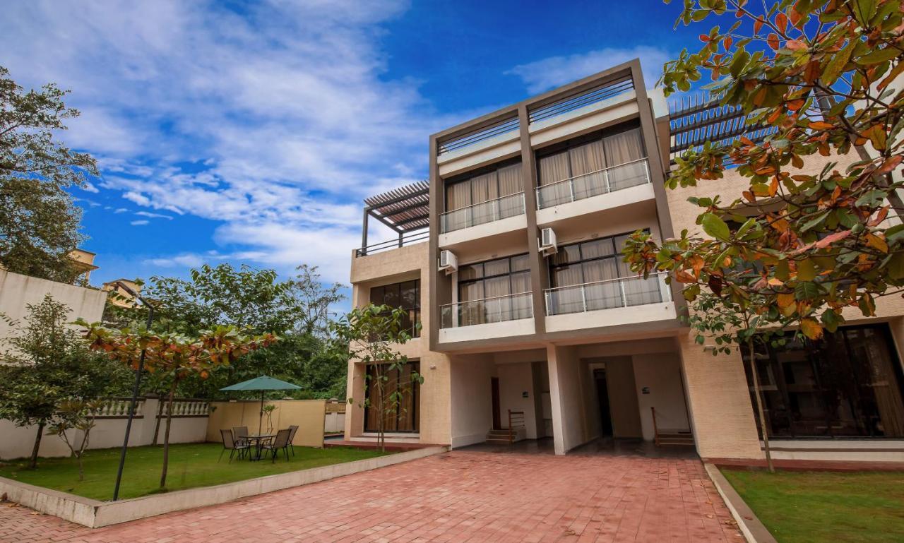 Stayvista'S Greenwoods Villa 10 - City-Center Villa With Private Pool, Terrace, Lift & Carrom Board Lonavala Exteriör bild